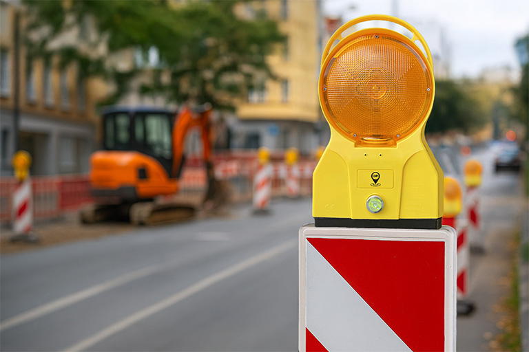 Warnleuchte auf einer Baustelle in der Stadt.